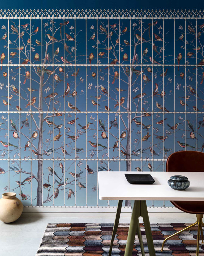 Raumbild Englische Tapete im homeoffice Arbeitszimmer Baum und Vögel hinter Gitter blau