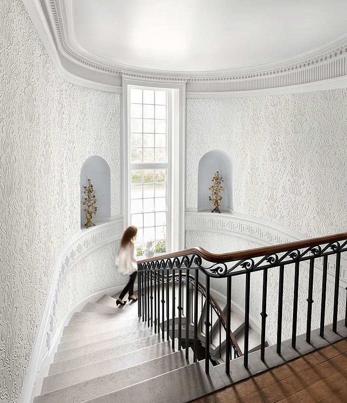 Lincrusta Tapete weiß im Treppenhaus einer Altbau Villa aus Berlin kaufen