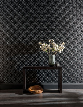 Lincrusta Tapete schwarz grau als Wandverkleidung im Wohnzimmer