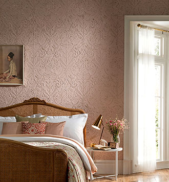 Lincrusta Tapete rosa klassisches Muster als Wandverkleidung im Altbau Schlafzimmer