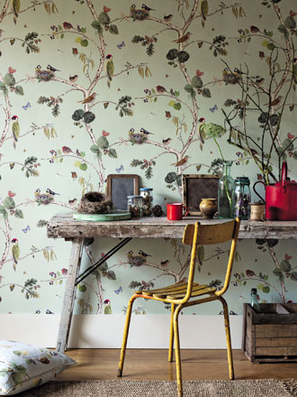 Raumbild Design Tapete und Stoff aus England Sanderson Woodland Walk grün Vögel Kollektion 2020 im Vintage Wohnzimmer
