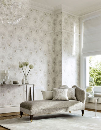 Raumbild Design Tapete und Stoffe grau aus England Sanderson Harlequin Kollektion 2018 bis 2020 Paloma im Wohnzimmer