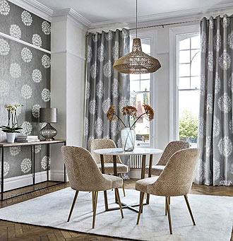 Raumbild Design Tapete und Stoffe grau weiß beige aus England Sanderson Harlequin Kollektion 2018 bis 2020 Paloma im Wohnzimmer