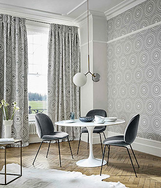 Raumbild Design Tapete und Stoffe grau braun beige weiß aus England Sanderson Harlequin Kollektion 2018 bis 2020 Paloma im Wohnzimmer