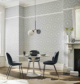 Raumbild Design Tapete und Stoff grau weiß aus England Sanderson Harlequin Kollektion 2018 bis 2020 Paloma im Wohnzimmer