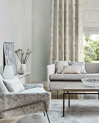 Tapete und Stoffe grau weiß beige aus England Sanderson Harlequin Kollektion 2018 bis 2020 Paloma im Wohnzimmer