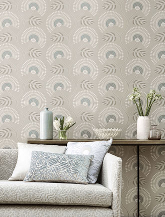 Tapete und Stoffe grau weiß beige aus England Sanderson Harlequin Kollektion 2018 bis 2020 Paloma im Wohnzimmer