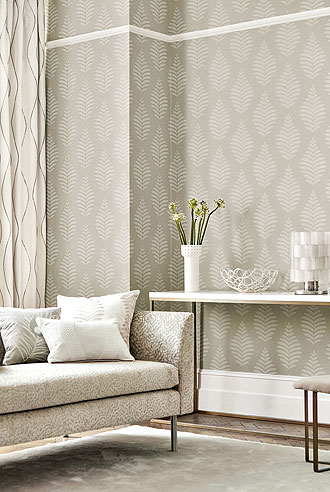 Tapete und Stoffe beige grau weiß aus England Sanderson Harlequin Kollektion 2018 bis 2020 Paloma im Wohnzimmer