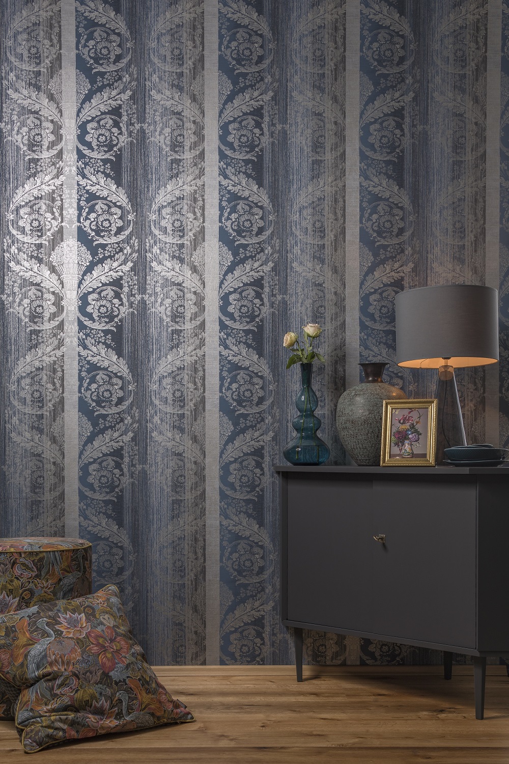 Wohnzimmer mit exklusiver Design Tapete aus Deutschland blau grau silber Streifen und Ornamente in Berlin tel. oder online kaufen
