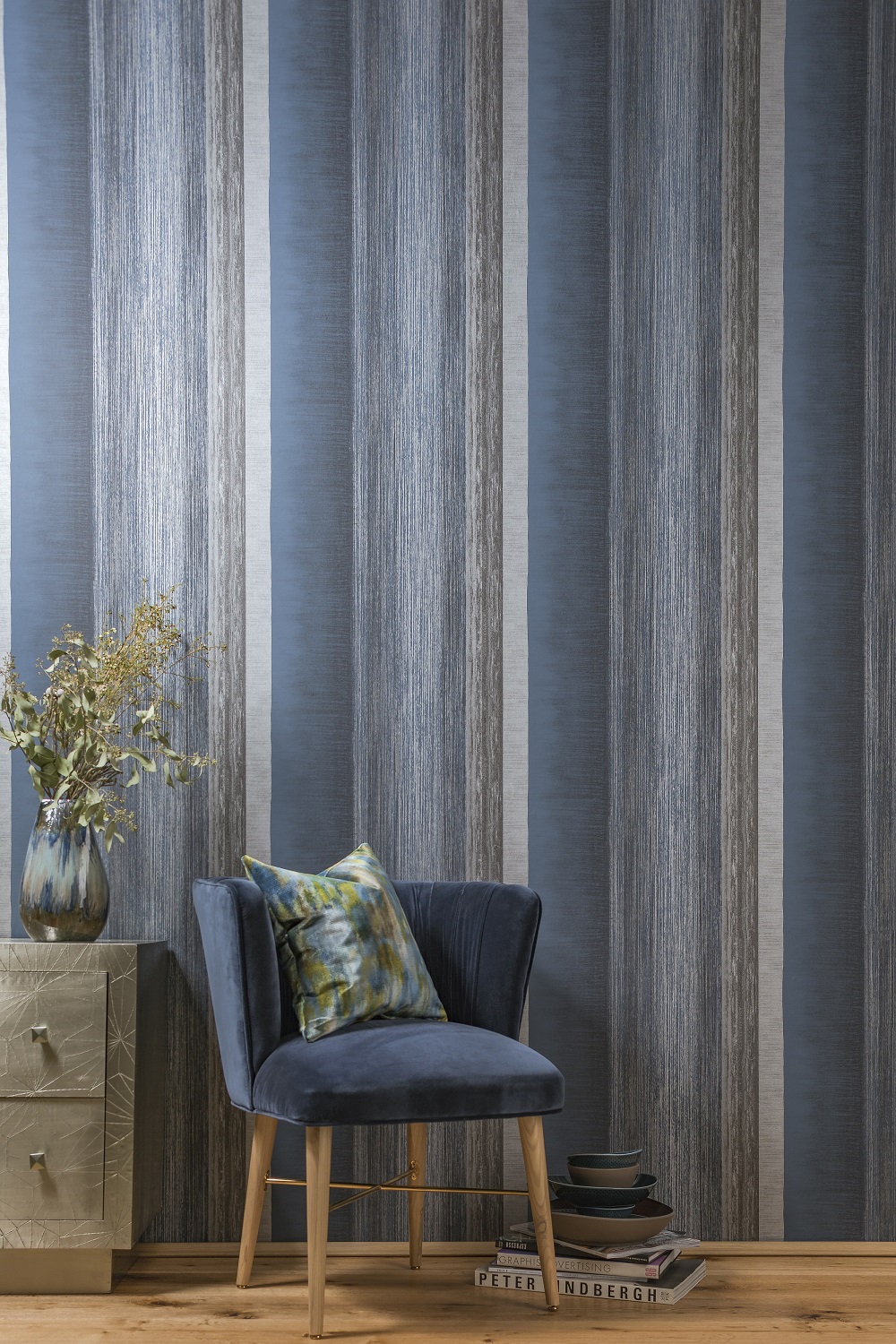 Wohnzimmer mit exklusiver Design Tapete blau grau braun Streifen aus Deutschland in Berlin tel. oder online kaufen