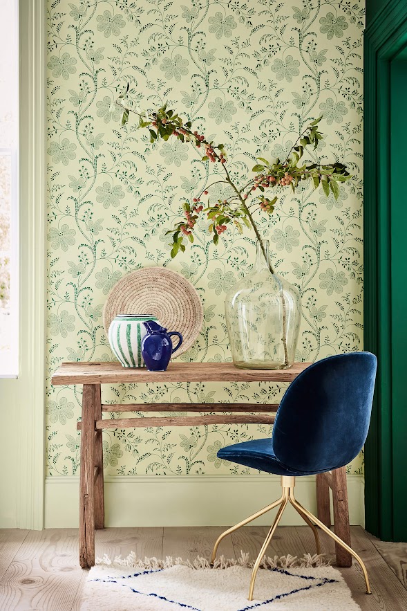 englische Tapete Little Greene mit Stil Blumen grün beige aus England im Wohnzimmer