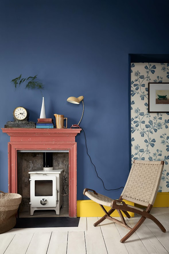 englische Tapete Little Greene mit Blumen blau-grau auf beige-weiß aus England im Wohnzimmer